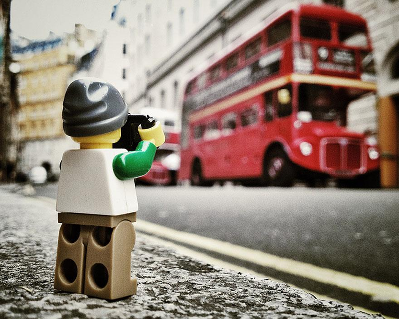 Illustration for article titled Intrepid Lego minifig goes around the world taking pictures